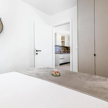 Amazing In With Kitchen Apartment *