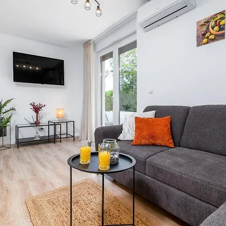 Amazing In With Kitchen Apartment *